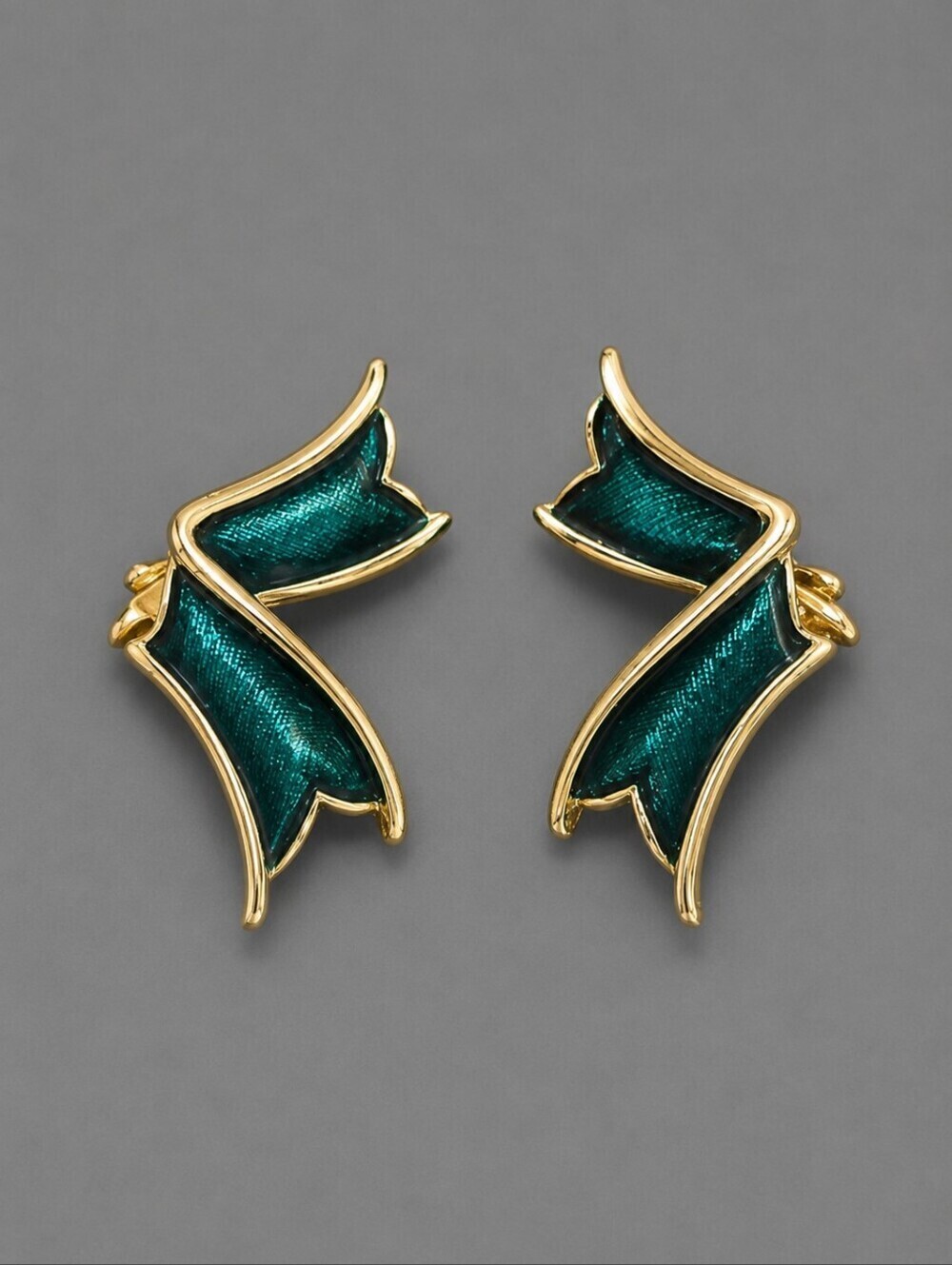 3/$30 Vintage 1980s Emerald Green Enamel Ribbon Holiday Clip-on Earrings